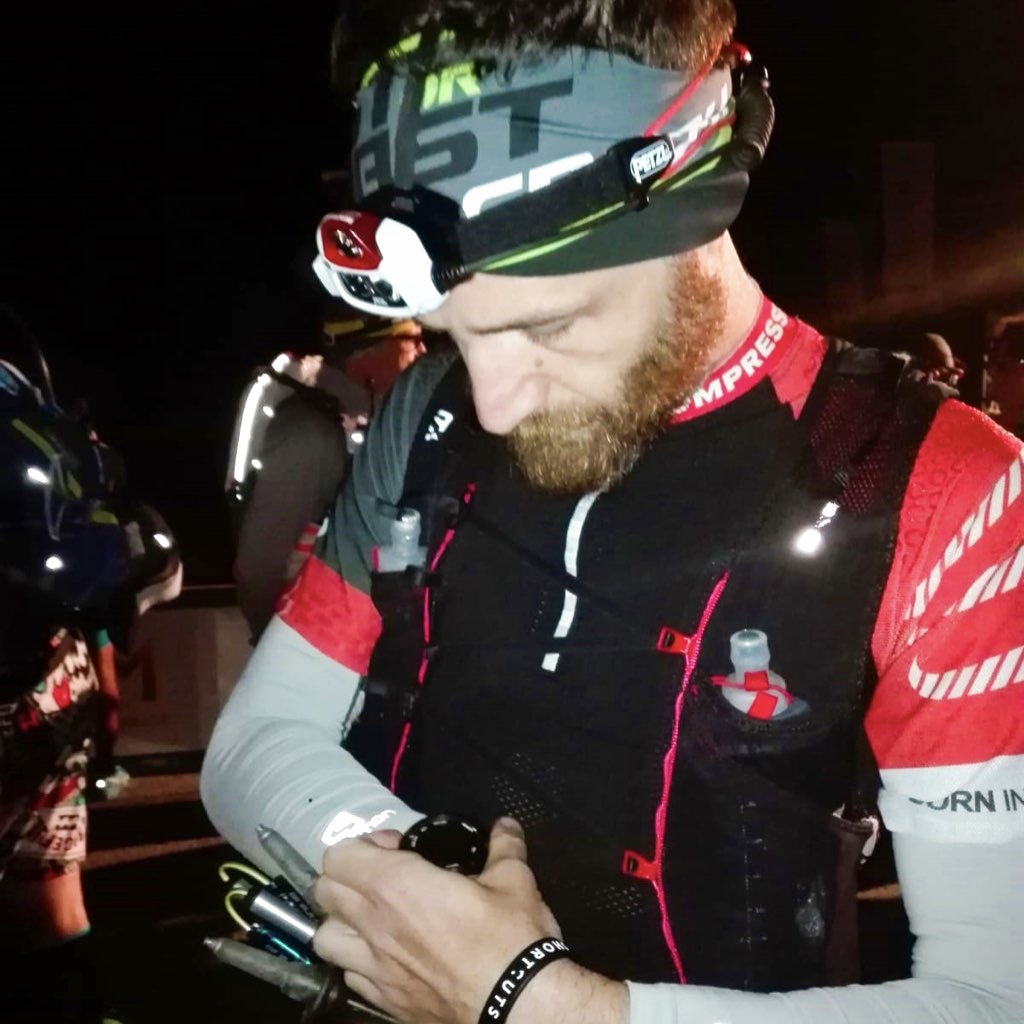 Blocco mentale: Massimiliano Spini in concentrazione prima di una ultramaratona notturna Blocco mentale: Massimiliano Spini in concentrazione prima di una ultramaratona notturna